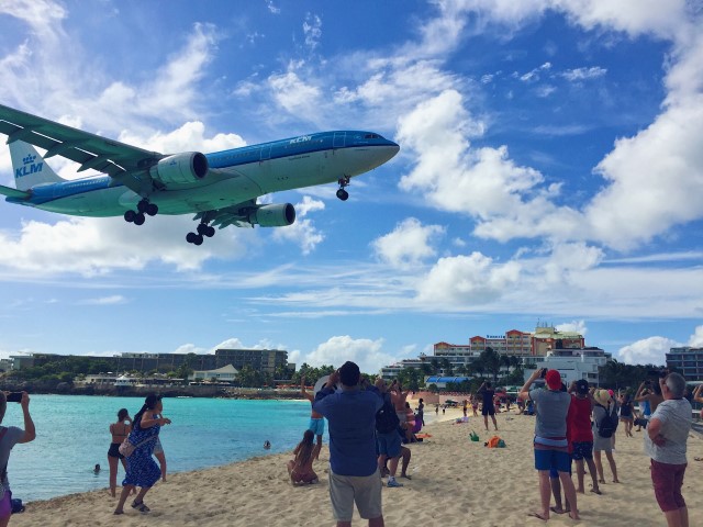Landende vliegtuigen op het strand Maho Beach op Sint Maarten